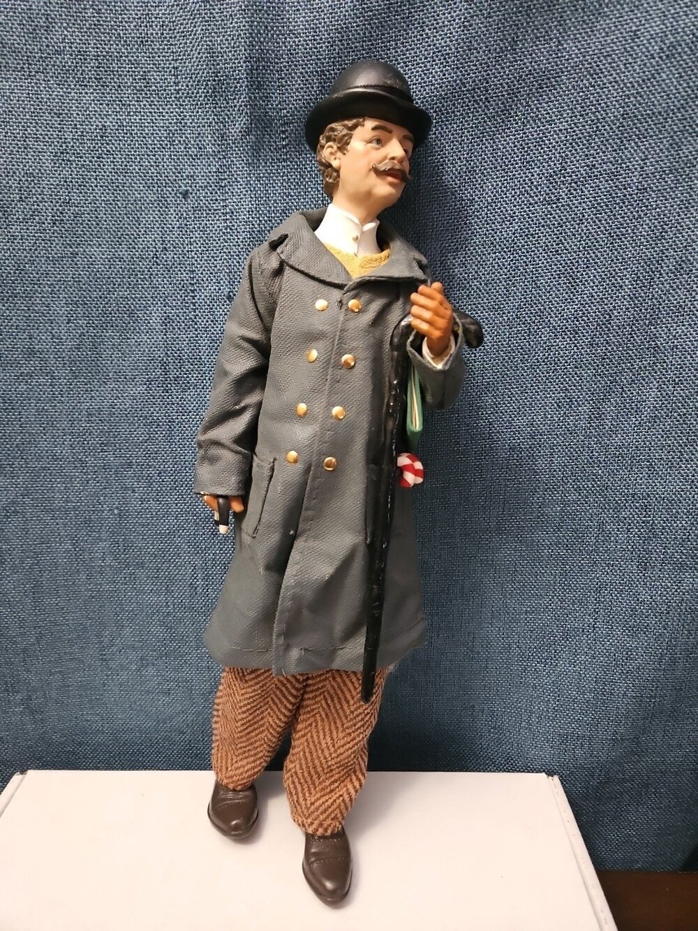 Possible Dreams Clothtique "Victorian Gentleman Caroler" (2003)